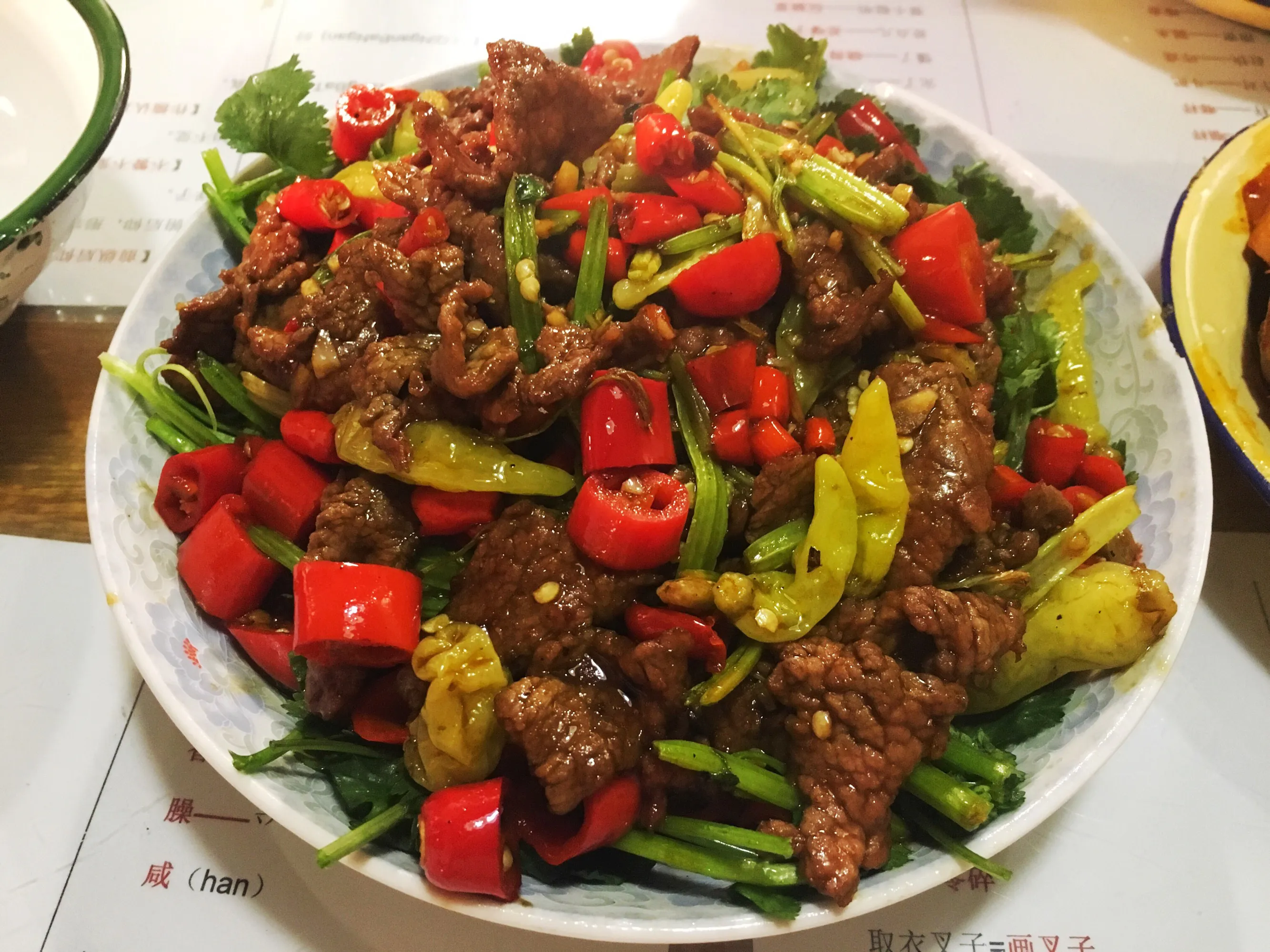 一盘赣菜小炒黄牛肉，配红辣椒与香菜